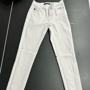 Super cute white skinny jeans!